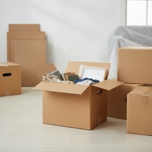 Umzugsmaterial in einer Wohnung